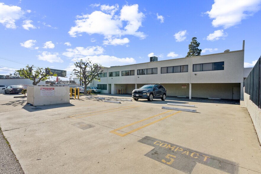 More Photos Of 17037 Chatsworth St, Granada Hills Office For Sale