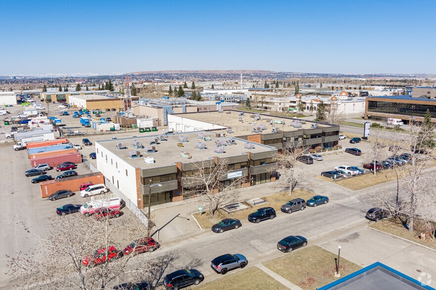 More Photos Of 2115 27th Ave NE, Calgary Flex For Lease