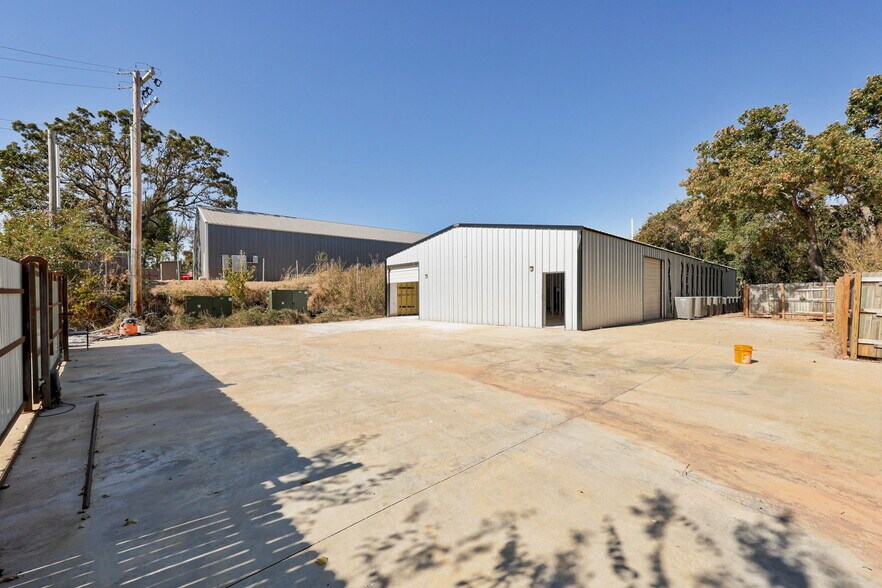 More Photos Of 3875 E Waterloo Rd, Edmond Warehouse For Lease