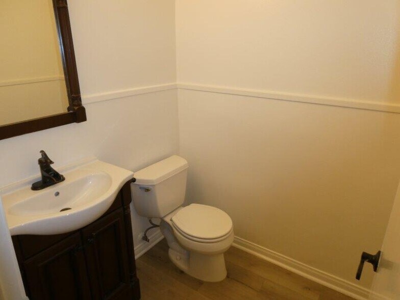 More Photos Of 447 W Burchett St, Glendale Office For Sale