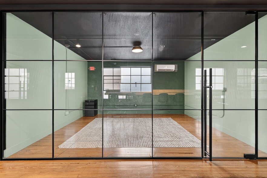 More Photos Of 201 W Main St, Leesburg Storefront For Lease