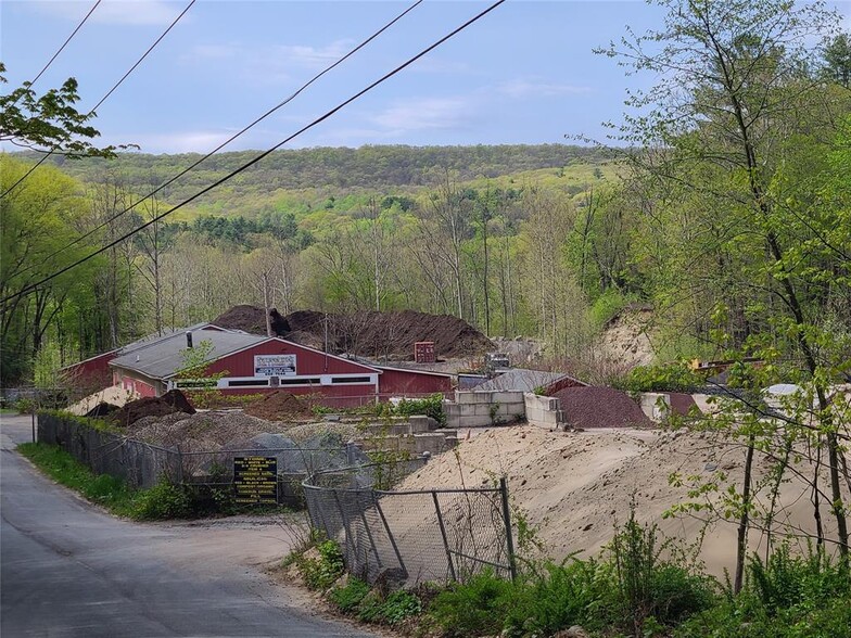 More Photos Of 26 Hook Rd, Sparrow Bush Distribution For Sale