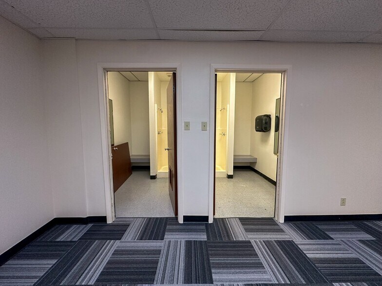 More Photos Of 806 Willowcreek Dr, Jacksonville Warehouse For Lease