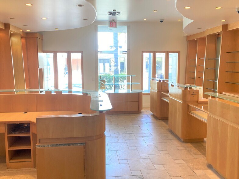 More Photos Of 449-451 N Canon Dr, Beverly Hills Unknown For Lease