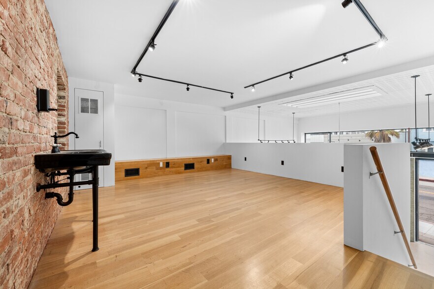 More Photos Of 901-907 Pacific Ave, Venice Storefront For Lease