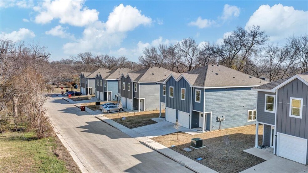 More Photos Of 400-414 E 7th St, Bonham Apartments For Sale