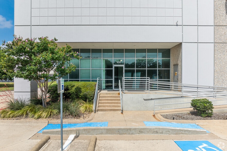 More Photos Of 1825 Westpark Dr, Grand Prairie Warehouse For Lease