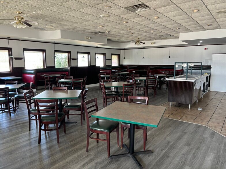 More Photos Of 210 N Lewis Ave, Oglesby Restaurant For Lease