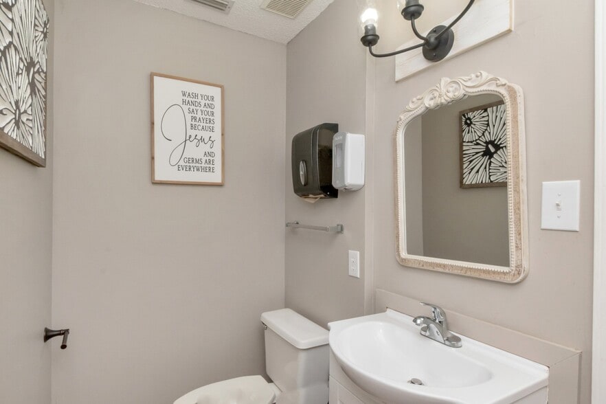 More Photos Of 1962 Spring Hill Ave, Mobile Office For Sale