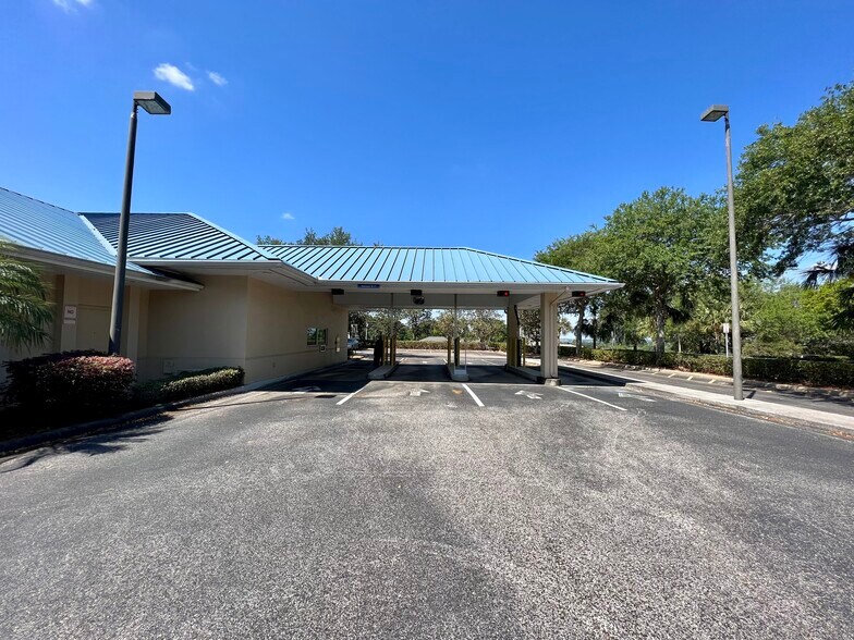 More Photos Of 210 Citrus Tower Blvd, Clermont Bank For Lease