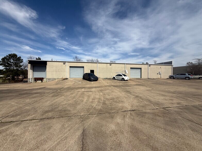 More Photos Of 115 Metroplex Blvd, Pearl Light Distribution For Lease