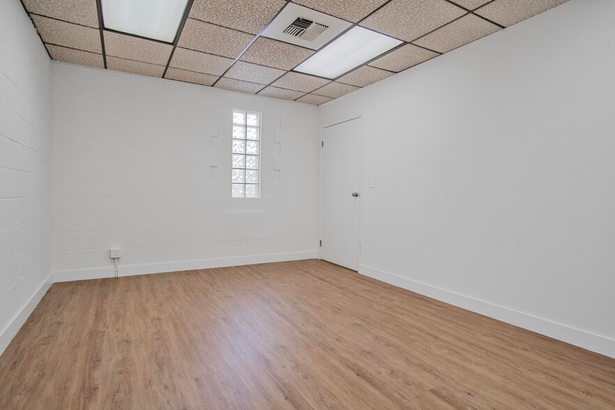 More Photos Of 3099 N Lima St, Burbank Flex For Lease
