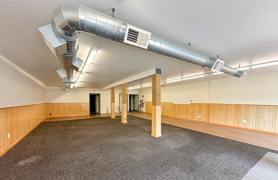 More Photos Of 210 2nd St, Lincoln Flex For Sale