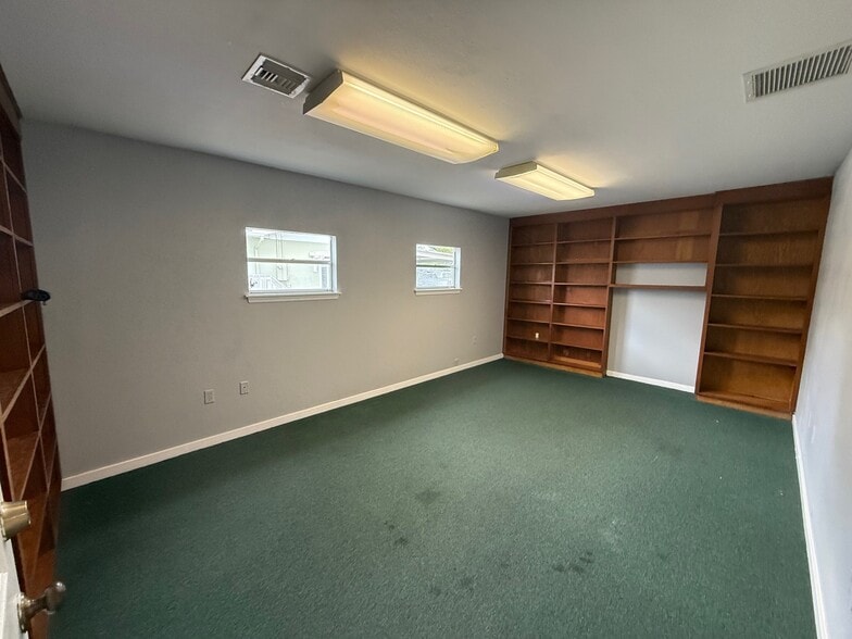 More Photos Of 285 E Alfred St, Tavares General Retail For Lease