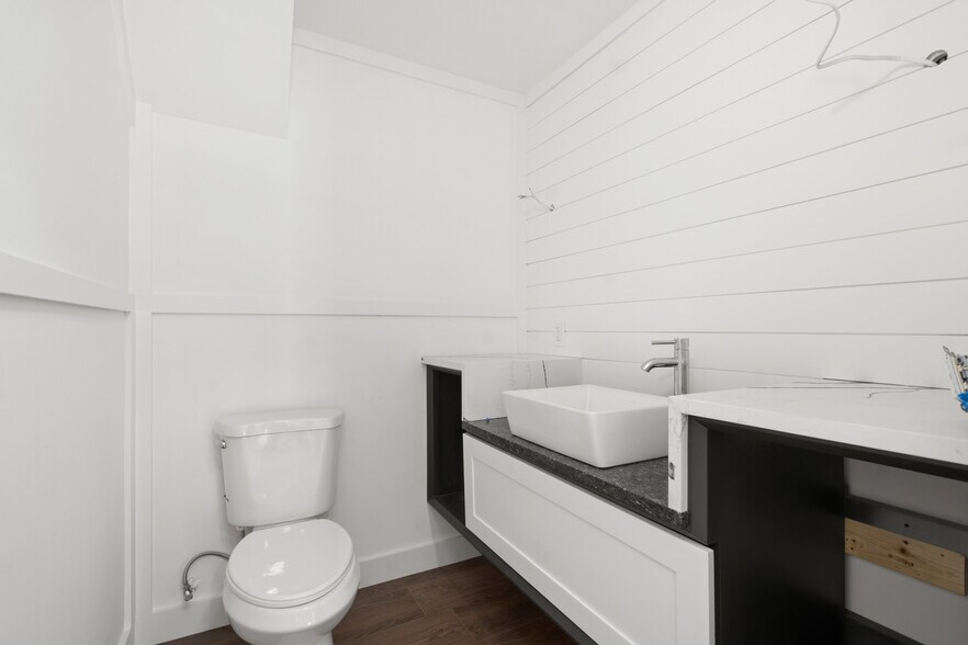 More Photos Of 320 Warfield Ave, Venice Warehouse For Sale