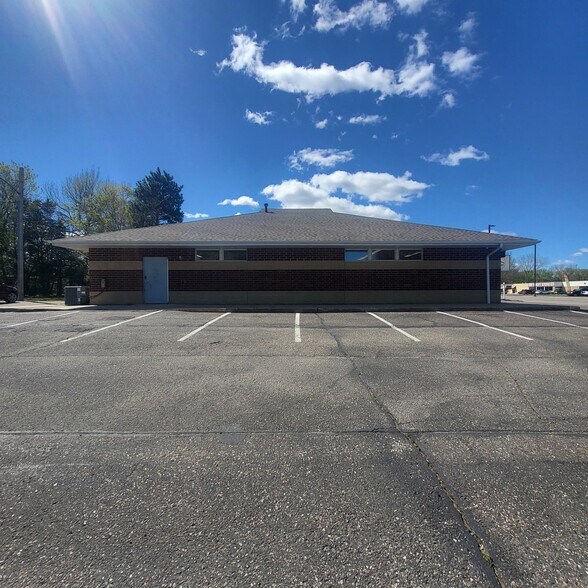 More Photos Of 602 S Rum River Dr, Princeton Freestanding For Lease