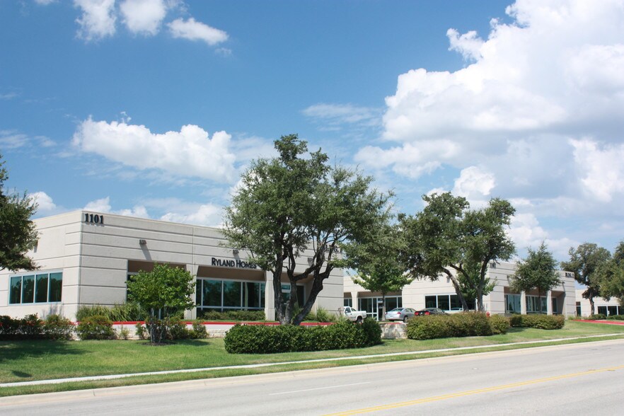 More Photos Of 1101 Arrow Point Dr, Cedar Park Flex For Lease