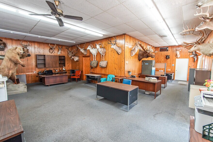 More Photos Of 960 French Rd, Cheektowaga Light Distribution For Sale