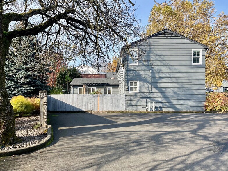 More Photos Of 358 Superior St SE, Salem Office For Sale