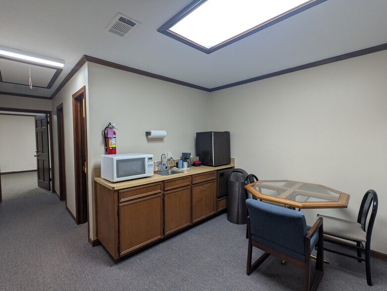 More Photos Of 8141 Gladys Ave, Beaumont Office For Lease
