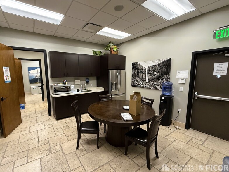 More Photos Of 90 W River Rd, Tucson Freestanding For Lease