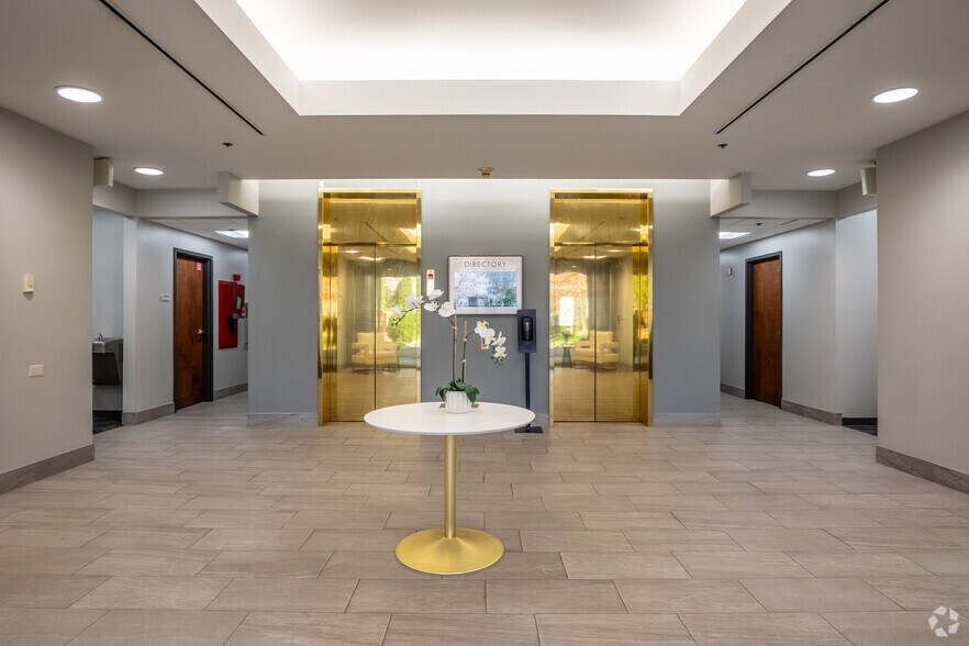 More Photos Of 381 Riverside Dr, Franklin Office For Lease