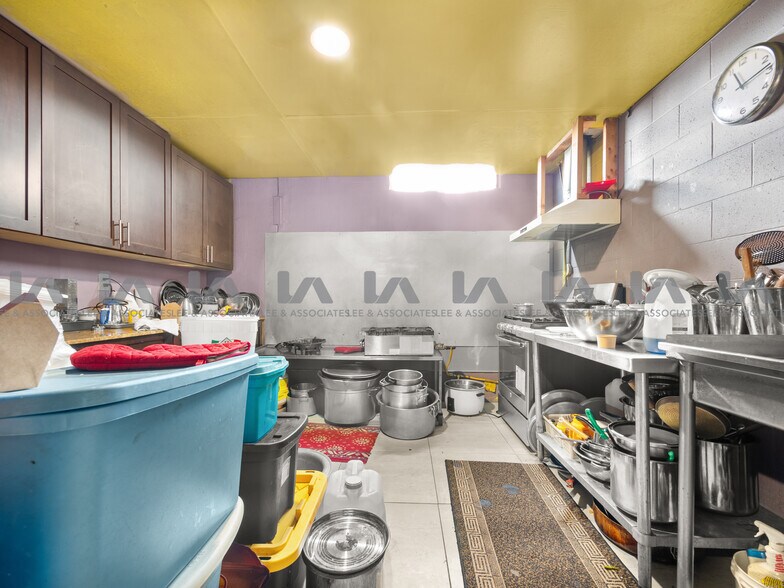 More Photos Of 13415 Comber Way, Surrey Manufacturing For Sale