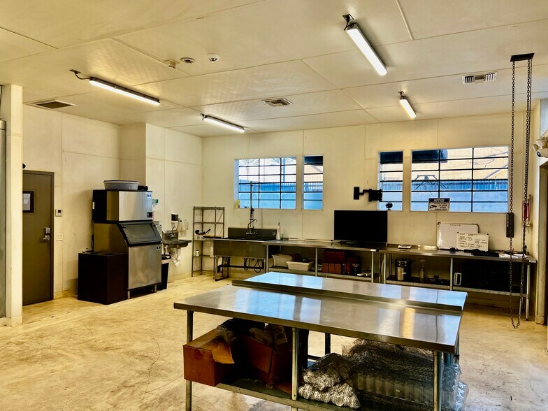 More Photos Of 1321 Cota Ave, Long Beach Industrial For Sale