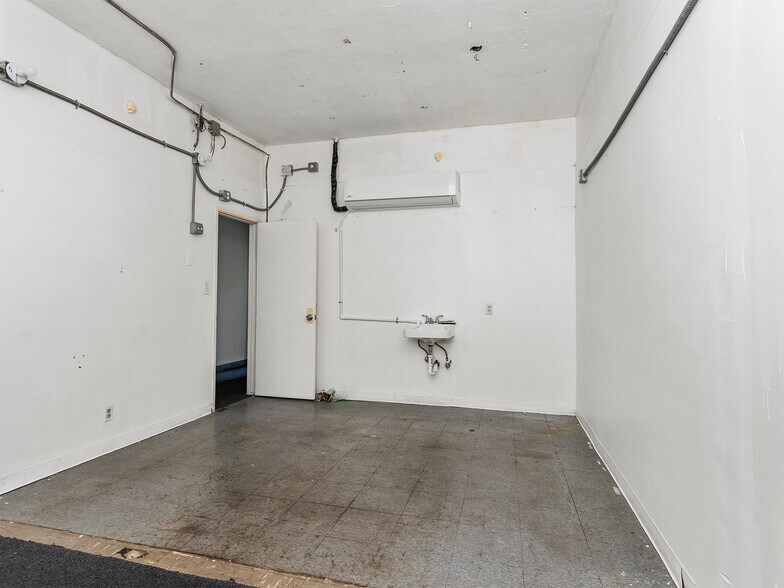 More Photos Of 10746 Magnolia Blvd, North Hollywood Medical For Sale