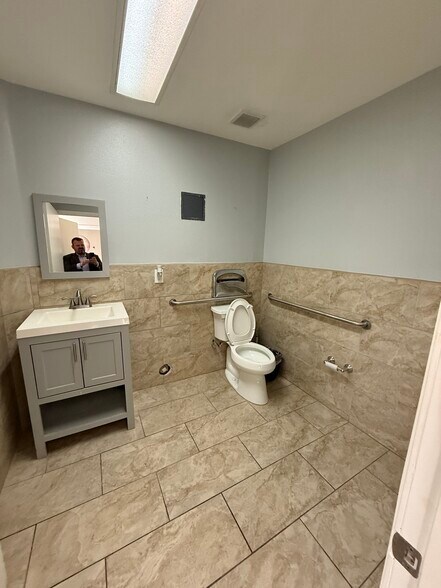 More Photos Of 1212 S Bristol St, Santa Ana General Retail For Lease