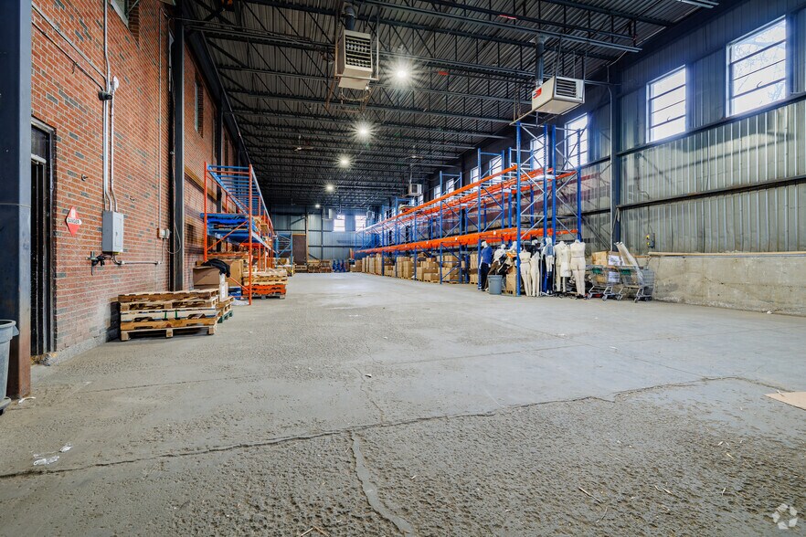 More Photos Of 1280 Boul Jules-Poitras, Montréal Warehouse For Lease