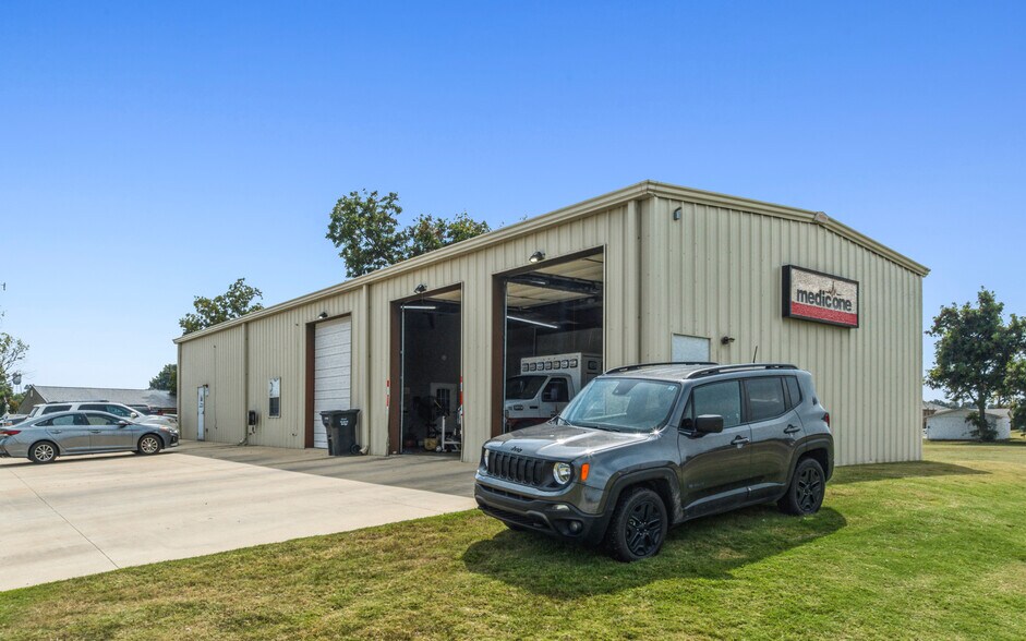 Primary Photo Of 1117 Vine st, Walnut Ridge Healthcare For Sale