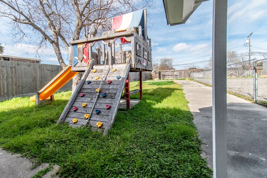 More Photos Of 4929 Everhart Rd, Corpus Christi Freestanding For Sale