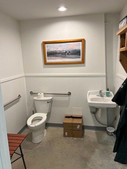 More Photos Of 3661 Irongate Rd, Bellingham Warehouse For Lease