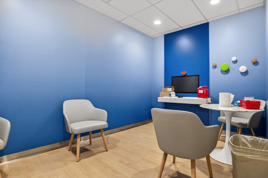 More Photos Of 5627-5699 Chestnut St, Philadelphia Drugstore For Lease