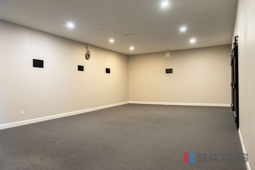 More Photos Of 198 Brothers Blvd, Red Oak Flex For Lease