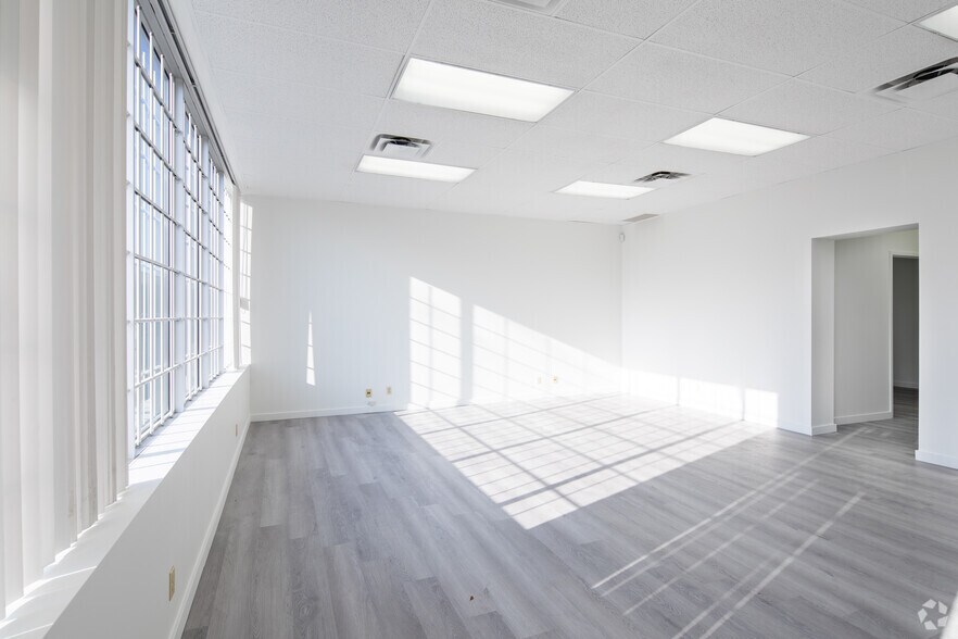 More Photos Of 1040 Martin Grove Rd, Toronto Service For Sale