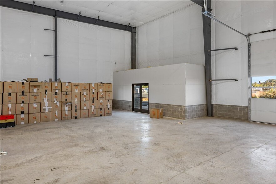 More Photos Of 163-171 Bateman Dr, Medford Light Manufacturing For Lease