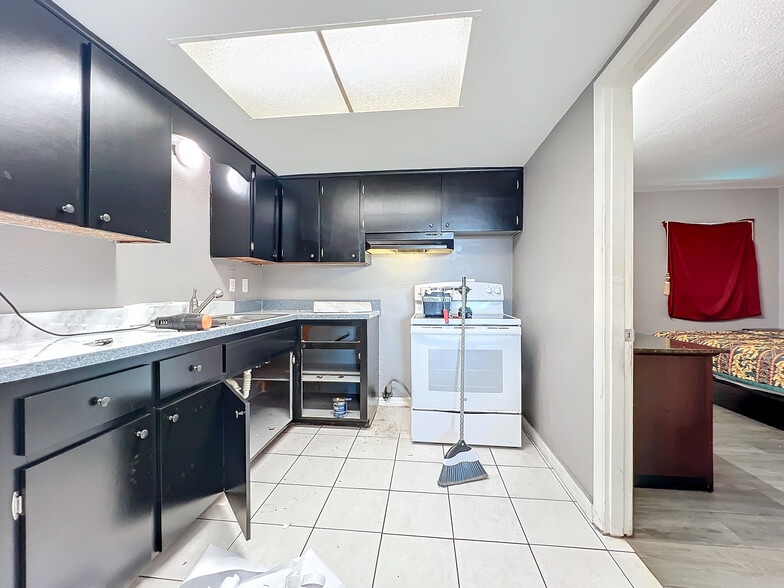 More Photos Of 307 E Vine St, Kissimmee Hotel For Sale