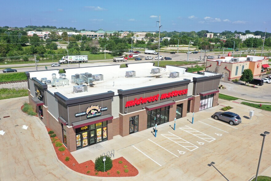 More Photos Of 746 Coral Ridge Ave, Coralville General Retail For Sale