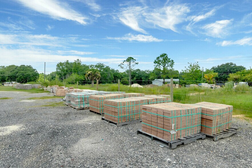 More Photos Of 8440 County Road 48, Yalaha Freestanding For Sale