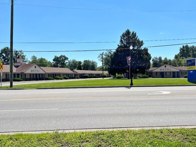More Photos Of 1560 E 10th St, Jeffersonville Hotel For Sale