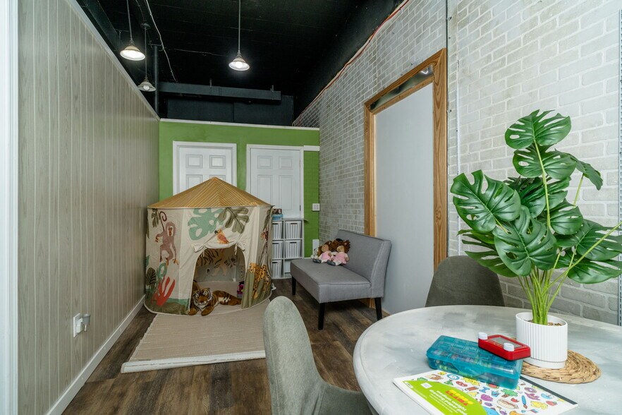 More Photos Of 500-502 First St, Shenandoah Office For Sale