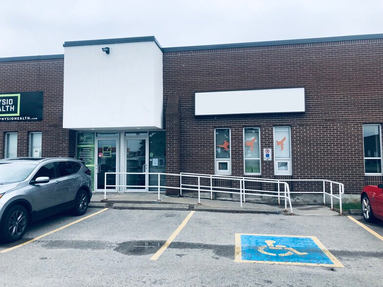 More Photos Of 1380 Hopkins St, Whitby Showroom For Lease