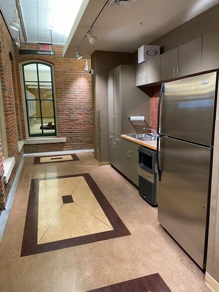 More Photos Of 1301 Central Ave, Dubuque Office For Lease