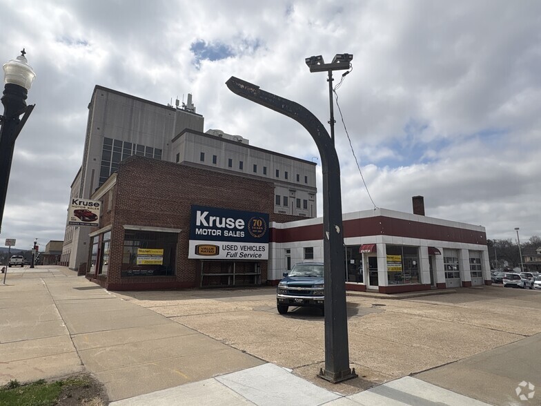 Primary Photo Of 515 Broadway St, Baraboo Flex For Sale
