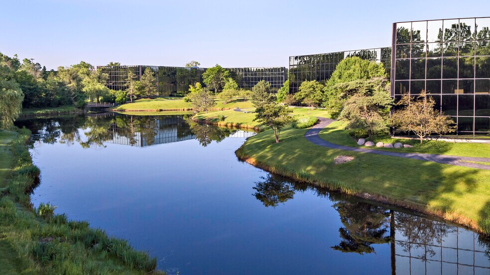 More Photos Of 2333 Waukegan Rd, Bannockburn Unknown For Lease