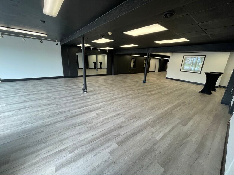 More Photos Of 3145 S Madison Ave, Indianapolis Office For Lease