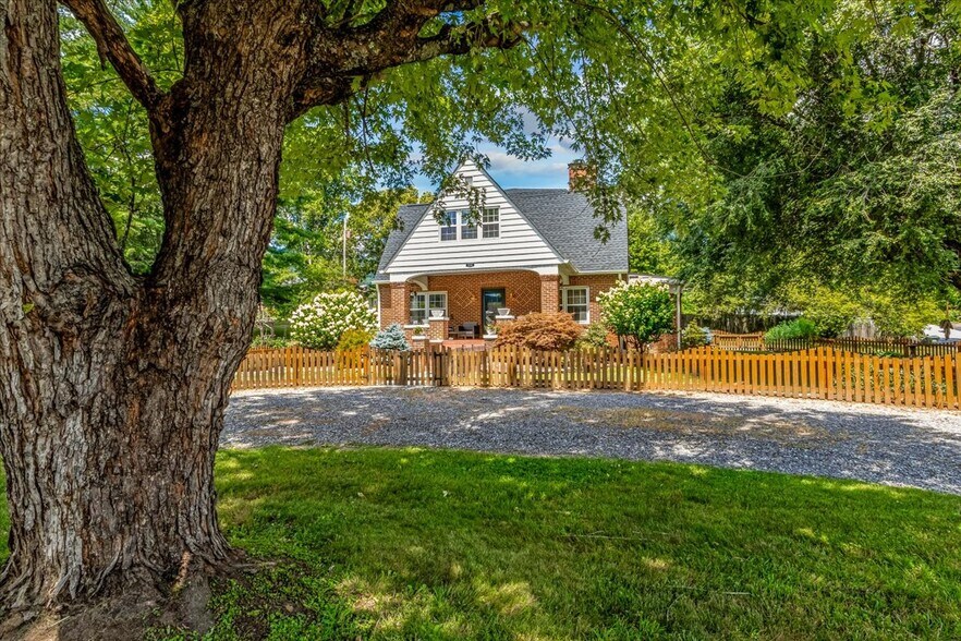 More Photos Of 506 W Main St, Burnsville Freestanding For Sale