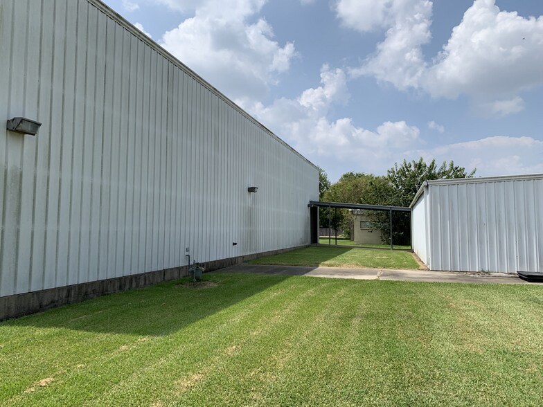 More Photos Of 107 E Austin St, Port Lavaca Distribution For Sale